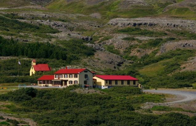ÞAÐ ER LOKSINS KOMIÐ AÐ ÞVÍ að leggja ofnakerfi í Vindáshlíð